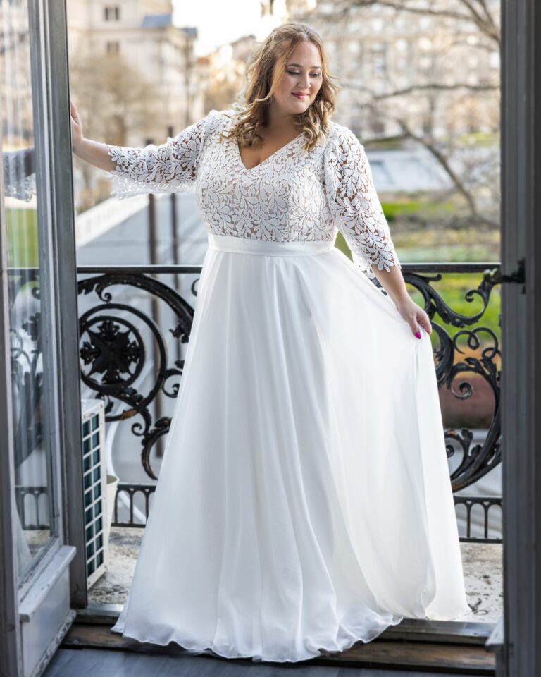 Curvy Brautkleid in weiß mit langärmligem Spitzenoberteil und schlichtem Rock in A-Linie.