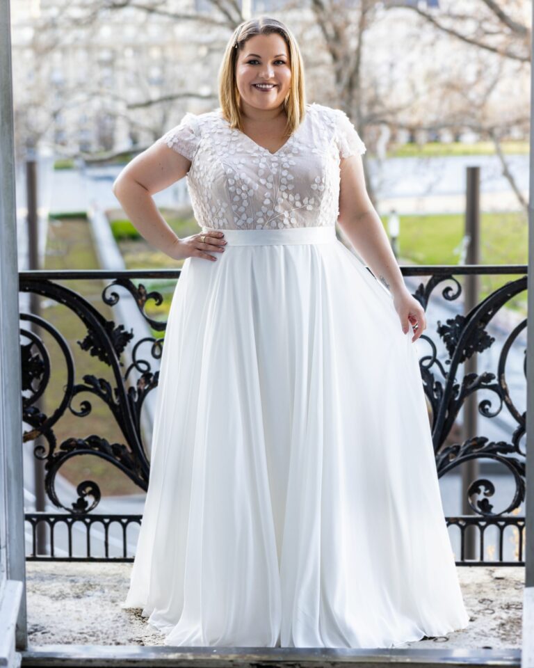 Elegantes Plussize-Brautkleid in A-Linie mit cleanem Rock und Oberteil mit 3D-Spitze sowie kurzen Ärmelchen.