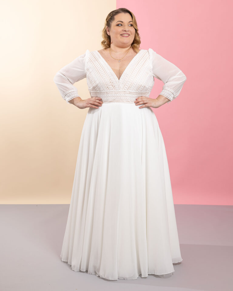 Curvy-Brautkleid mit A-Linie und Boho-Oberteil mit langen Ärmeln.